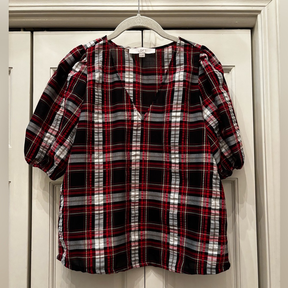 Loft, seersucker red, black & white v neck short elastic puff sleeve, XS